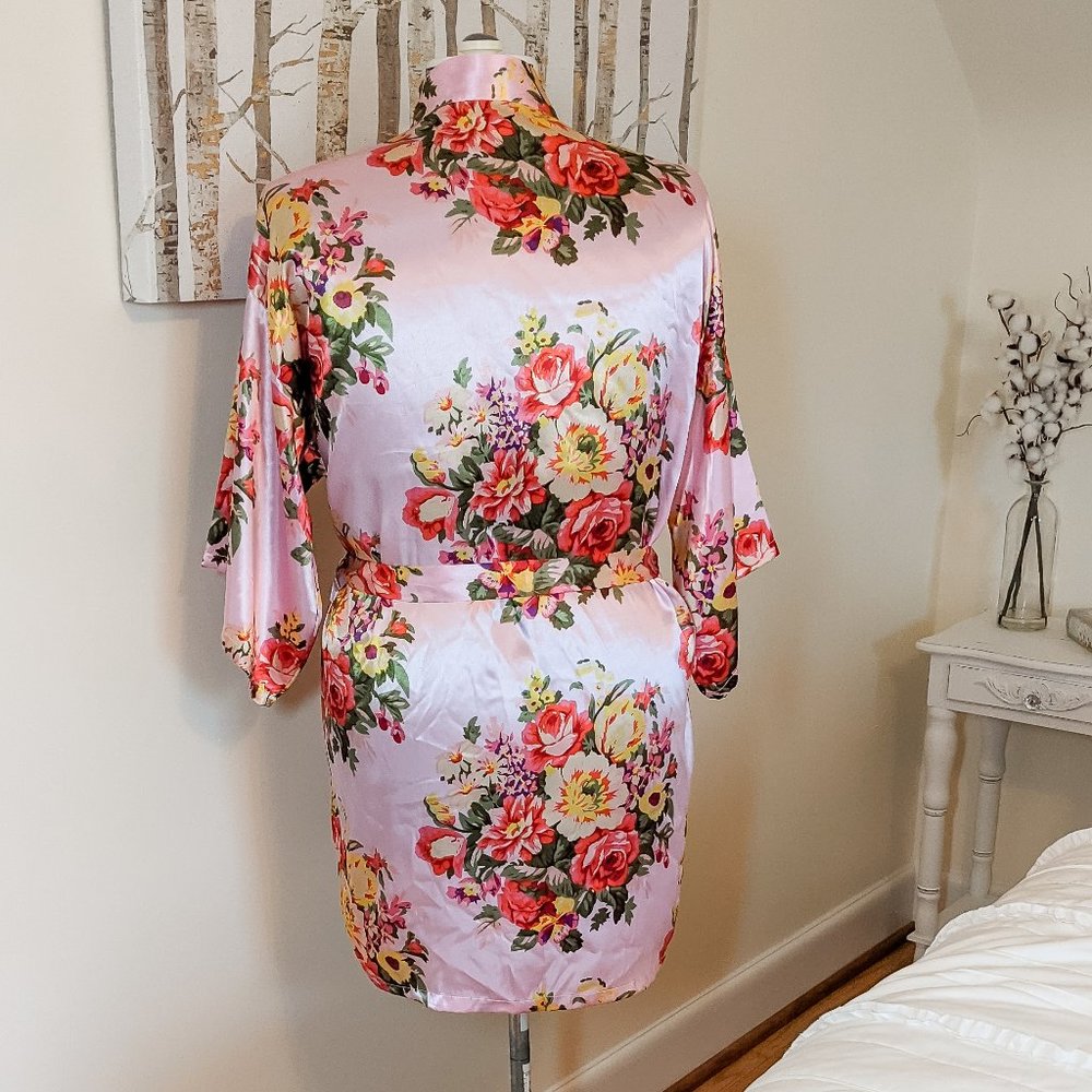 ~*Silky Light Pink Floral Robe - One Size*~ - Picture 3 of 8